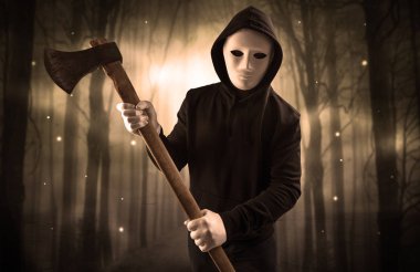 Karanlık gece orman kavram silahlı hitman