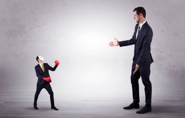 Küçük maskeli işadamı için yalvarıyor işadamı