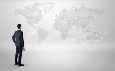 Adam elinde nesnelerle haritaya bakıyordum