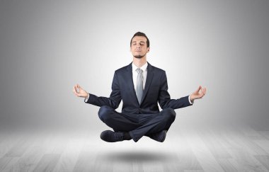 İşadamı bir boşluk kavramı içinde meditasyon