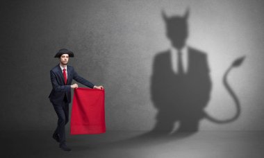 İşadamı şeytan gölge ve Boğa güreşçisi konsepti ile