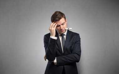 Termometre ve kopya alanı ile iş adamı