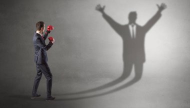 İş adamı silahsız işadamı gölge ile mücadele