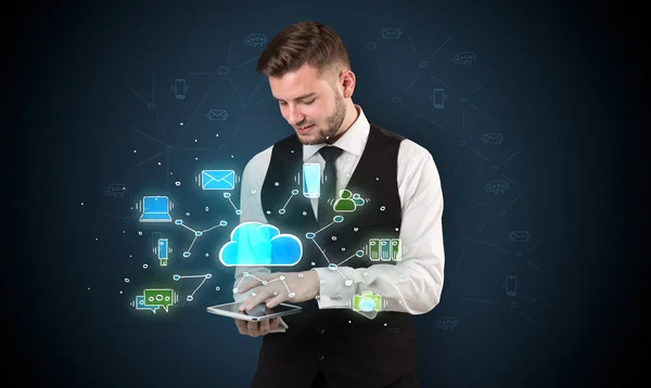 Gezeichnete Cloud-Technologie-Symbole auf einem Tablet — Stockfoto