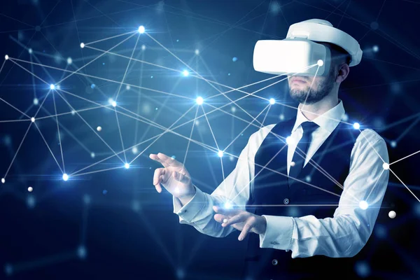 Zakenman Virtual Reality Bril Onderzoeken Wereldwijd Netwerk Connectiviteit Concept — Stockfoto