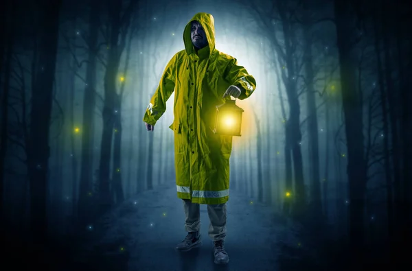 Titokzatos férfi érkezik egy utat az erdőn izzó lámpa koncepció — Stock Fotó