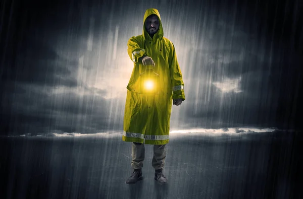 Hombre caminando en tormenta con linterna —  Fotos de Stock