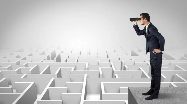 Mann steht mit Fernglas auf einem Labyrinth — Stockfoto