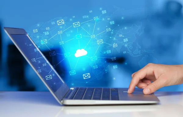 Mano utilizzando laptop con concetto di sistema di cloud computing centralizzato — Foto Stock