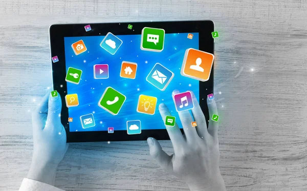 Hand met tablet met bounce toepassing symbolen concept — Stockfoto