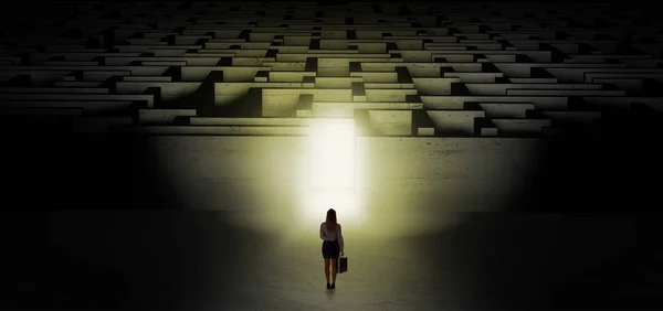 Frau beginnt eine Herausforderung im dunklen Labyrinth — Stockfoto