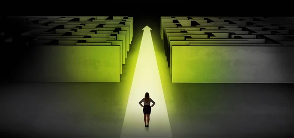 Mulher indo em frente entre dois labirintos — Fotografia de Stock