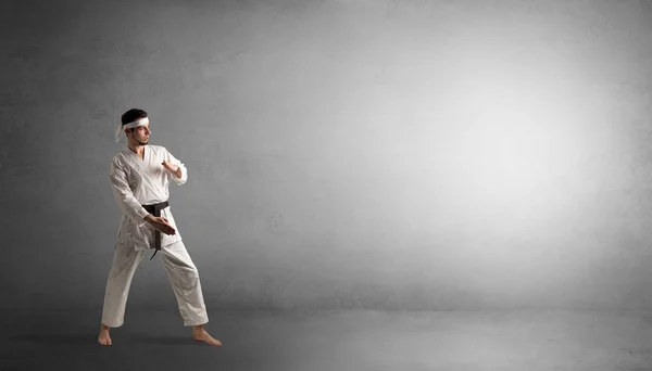 Kleiner Karate-Mann kämpft in einem leeren Raum — Stockfoto