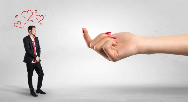 Große Hand, die Liebe Mann hetzt — Stockfoto