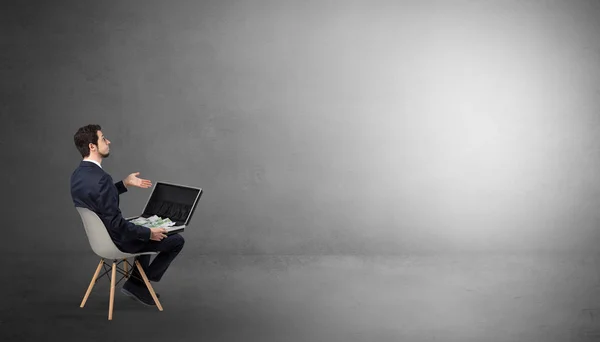 Zakenman die verblijft in een lege ruimte met voeders op schoot — Stockfoto