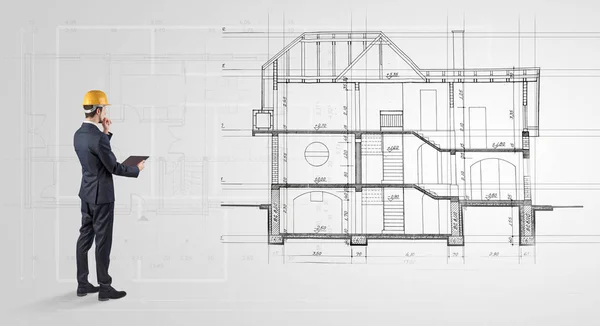 Architekt, patrząc na plan domu — Zdjęcie stockowe