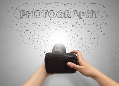 El fotoğraf mesaj bulut kavramı ile çekim