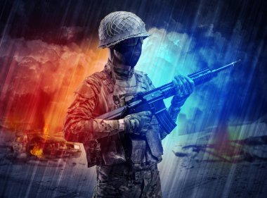 Silahlı asker toz fırtınanın ortasında duran