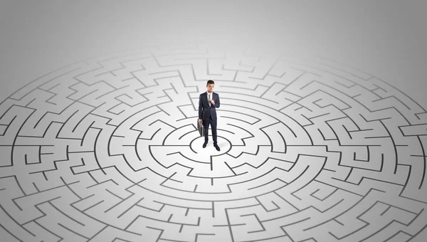 Homme d'affaires debout au milieu d'un labyrinthe — Photo