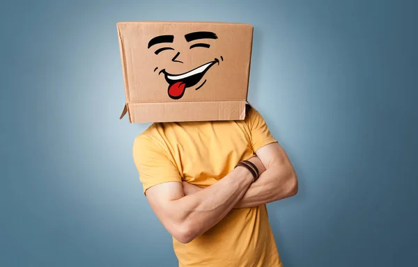 Młody chłopak z twarzy szczęśliwe pudełko tekturowe — Zdjęcie stockowe