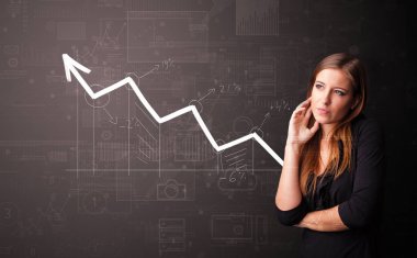 Artan grafik kavramı ile duran kişi