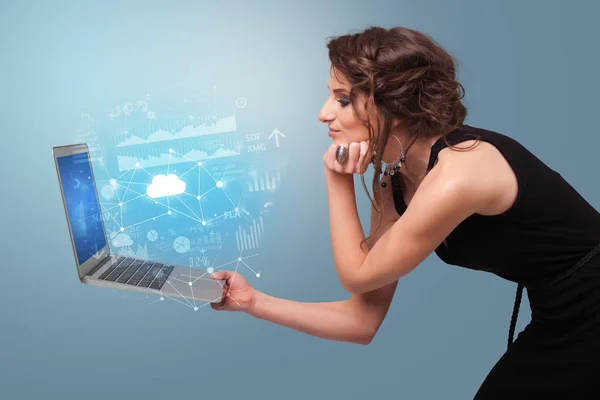 Femme tenant ordinateur portable avec concept de système basé sur le cloud — Photo