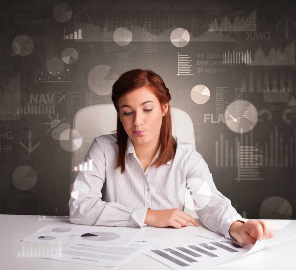 Manager bij het maken van rapporten en statistieken met schoolbord achtergrond Bureau — Stockfoto