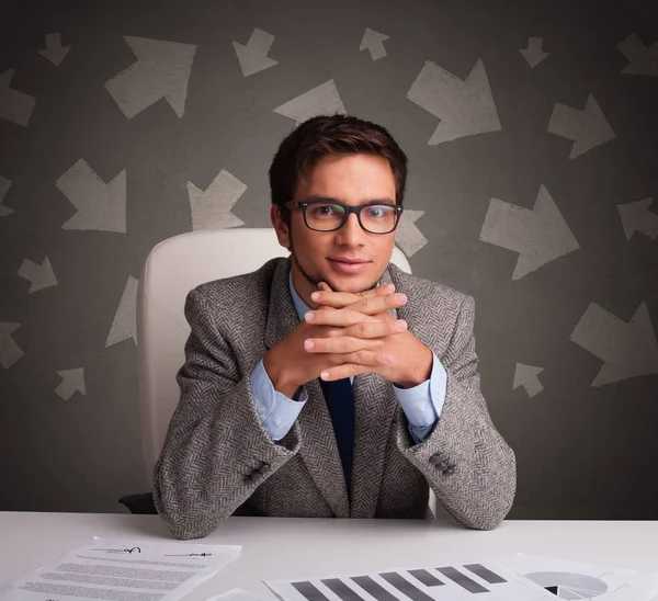 Gerente en frente del escritorio de la oficina con concepto de dirección — Foto de Stock