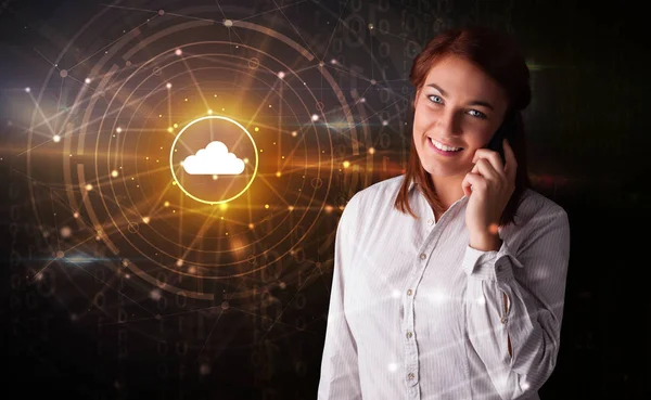 Person telefoniert mit Cloud-Technologie-Konzept — Stockfoto