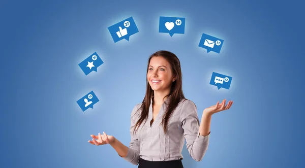 Persoon jongleren met sociale media symbolen — Stockfoto
