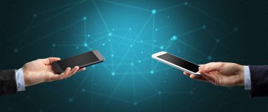 Akıllı telefonlar holding iki eller yakın çekim