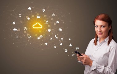 Bulut teknoloji kavramı ile telefon kullanan kişi