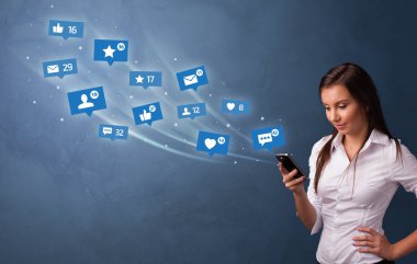 Sosyal medya kavramı ile telefon kullanan genç kişi