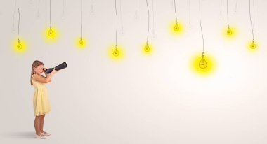 Küçük çocuk ampuller için spyglass üzerinden seyir