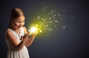 Köpüklü tablete oynayan küçük çocuk