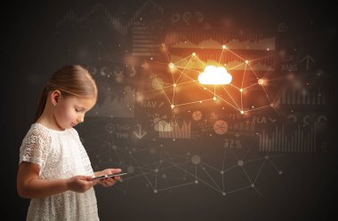 Kız holding tablet bulut teknoloji kavramı ile