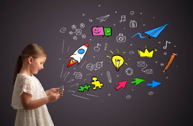 Kız holding tablet uygulamaları kavramı ile