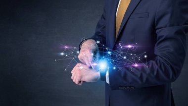 Smartwatch ağ kavramı ile.