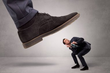 Küçük adam büyük bir güç tarafından ayaklar altına