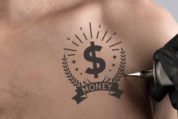 Татуировка деньги и валютная концепция на голой спине — стоковое фото