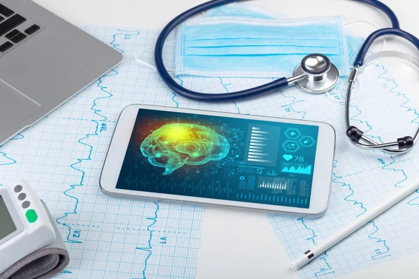Diagnostic sur tablette avec concept de fonctionnalité cérébrale — Photo