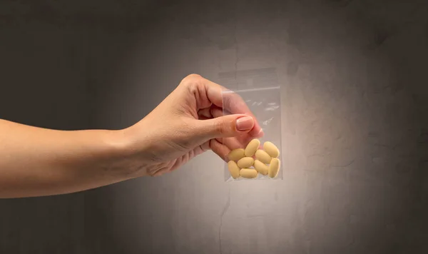 Drugs in plastic zak geven — Stockfoto