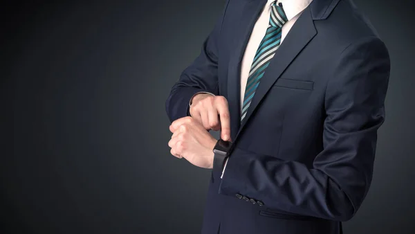 Homem de terno usando smartwatch . — Fotografia de Stock