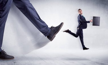 Uzun bacaklı tekme küçük adam