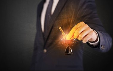 Takım elbiseli adam el tuşları