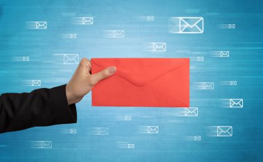 Zarf mesaj sembolleri tutan el