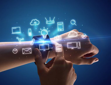 Smartwatch Multimedya sembolleri ile giyen el