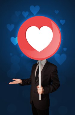 Kalp işareti tutan işadamı 