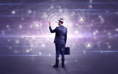 Bağlantı denetimi vj gözlüklü işadamı