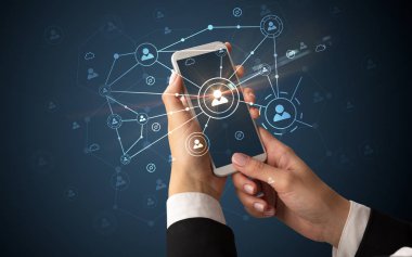İnsanlar kavramı bağlanmak için Smartphone kullanarak ele